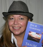 Eva B. Gardener mit einem ihrer Romantikthriller