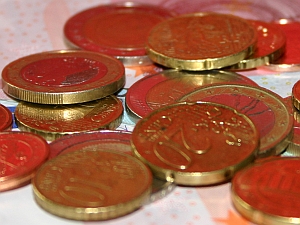 Tagesgeld - Festgeld. Das ist nicht nur eine Frage des Zinssatzes, sondern auch der "Liquiditt" (wie schnell man auf das Geld zugreifen kann) und des Zinseszinseffektes